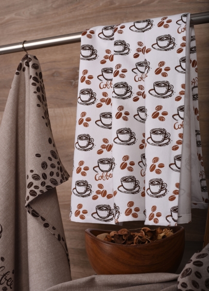 Světlá utěrka UT51 má vzorovaný motiv hrnečků a kávových zrn (2)